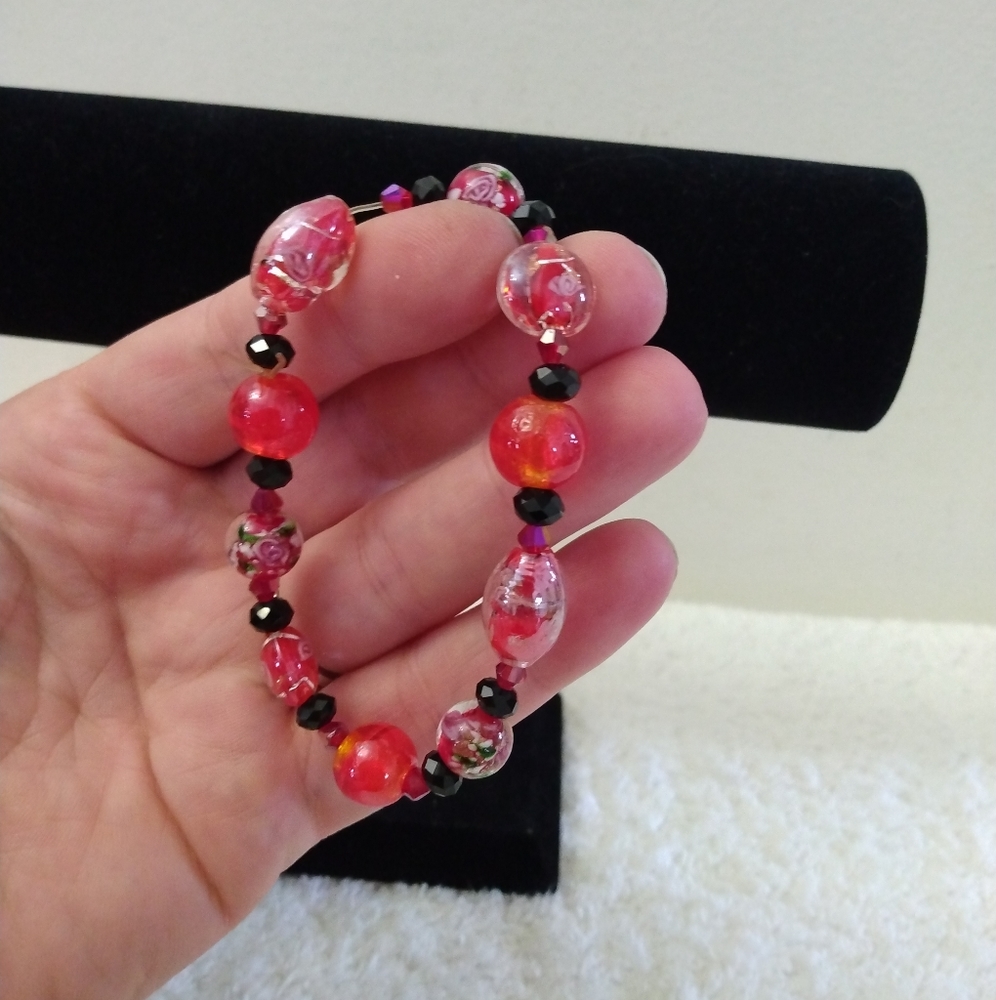 3/$10 🌟 NWOT Red Rose & Black Bead Bracelet - Picture 2 of 8